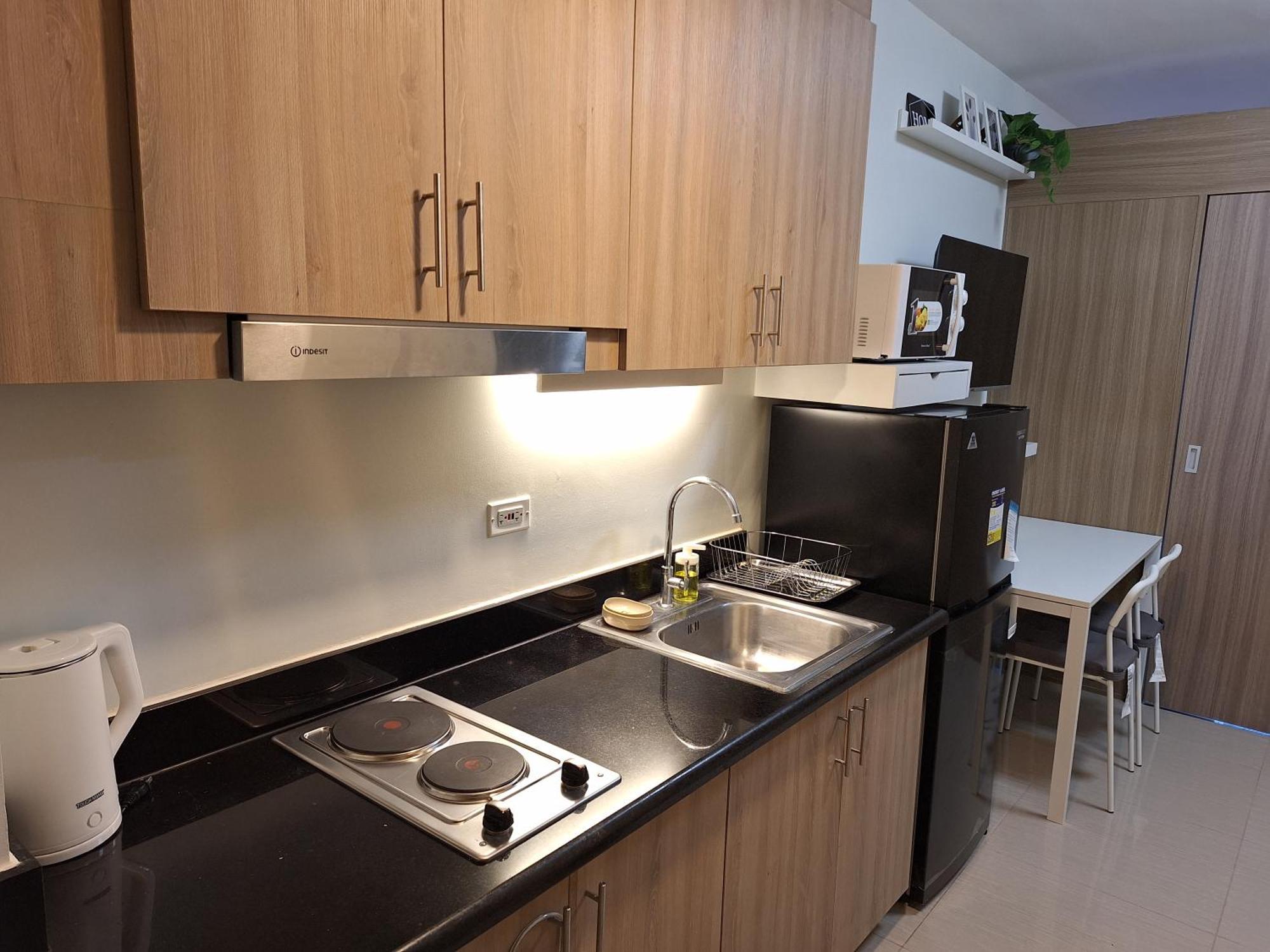 Apartment Velvet Near Moa With A Cozy, Comfy Bed Manila