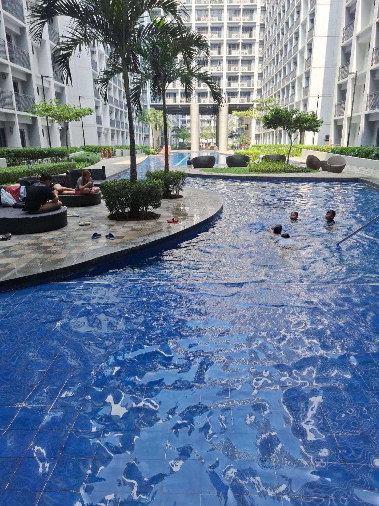 Apartment Velvet Near Moa With A Cozy, Comfy Bed Manila