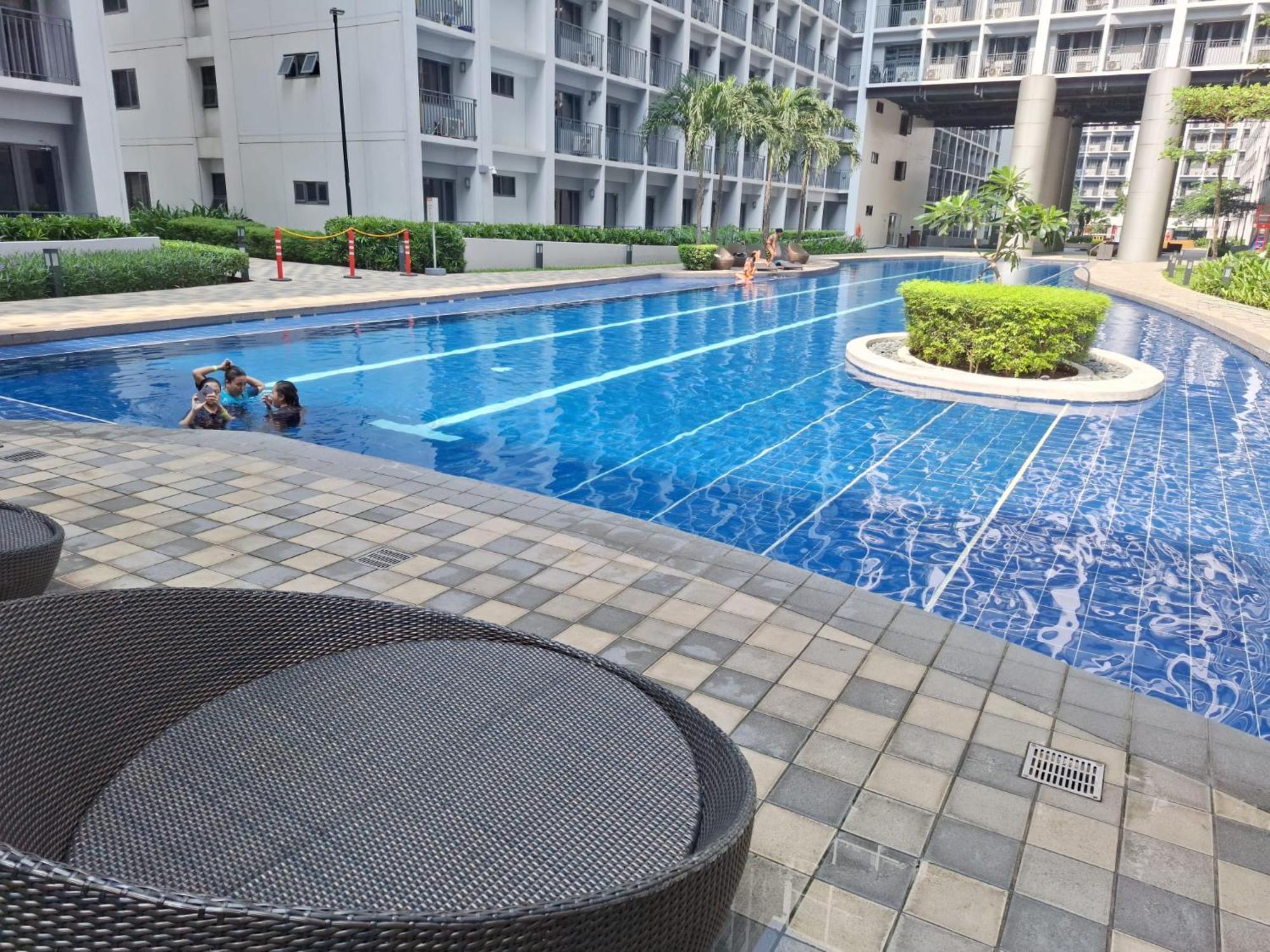 Apartment Velvet Near Moa With A Cozy, Comfy Bed Manila