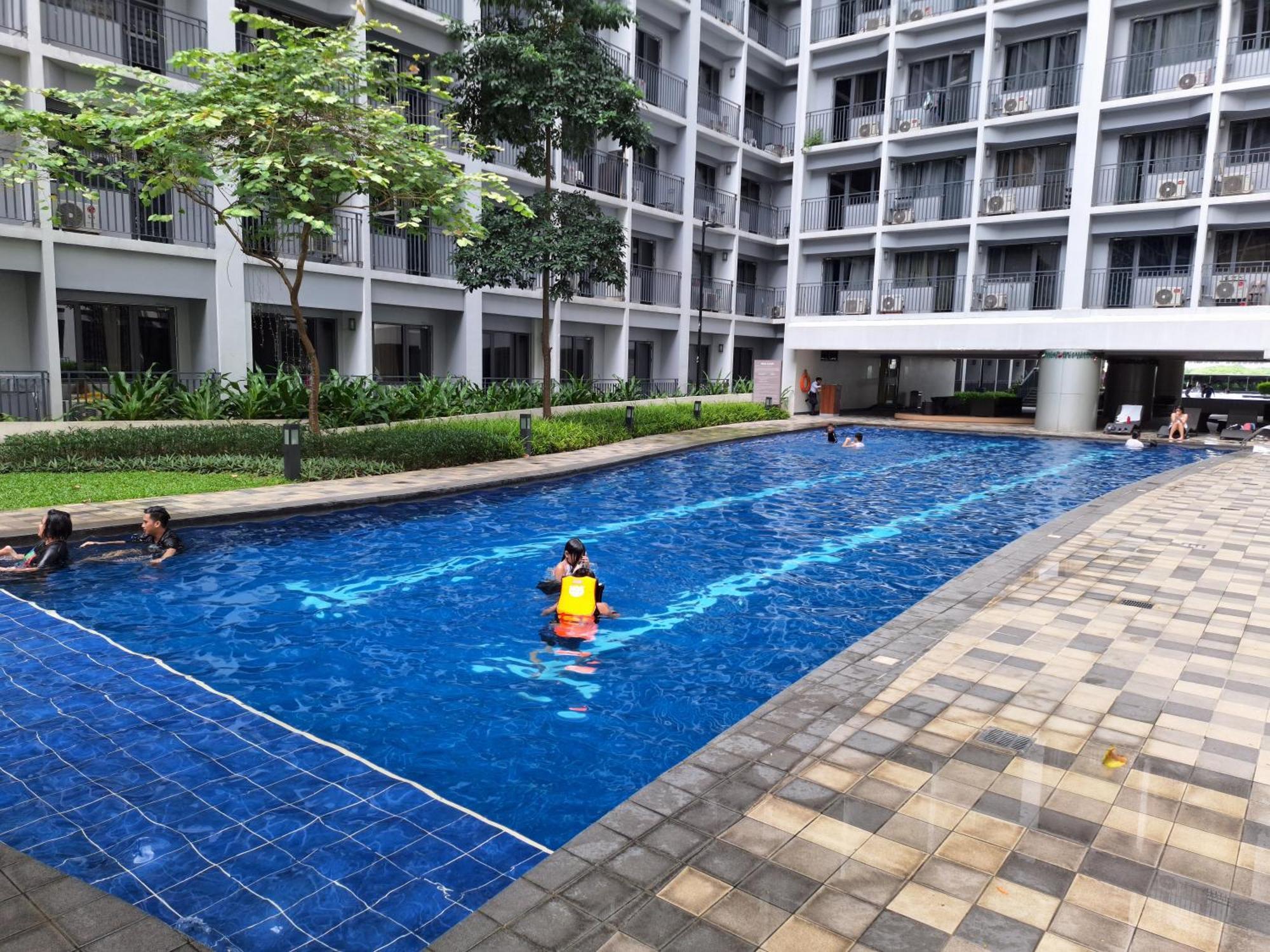 Apartment Velvet Near Moa With A Cozy, Comfy Bed Manila